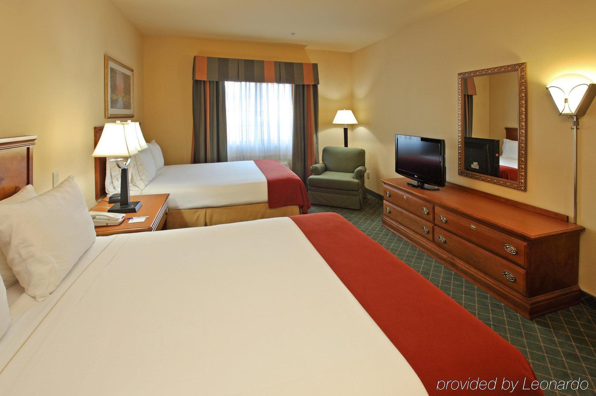Holiday Inn Express & Suites Magnolia-Lake Columbia Стая снимка