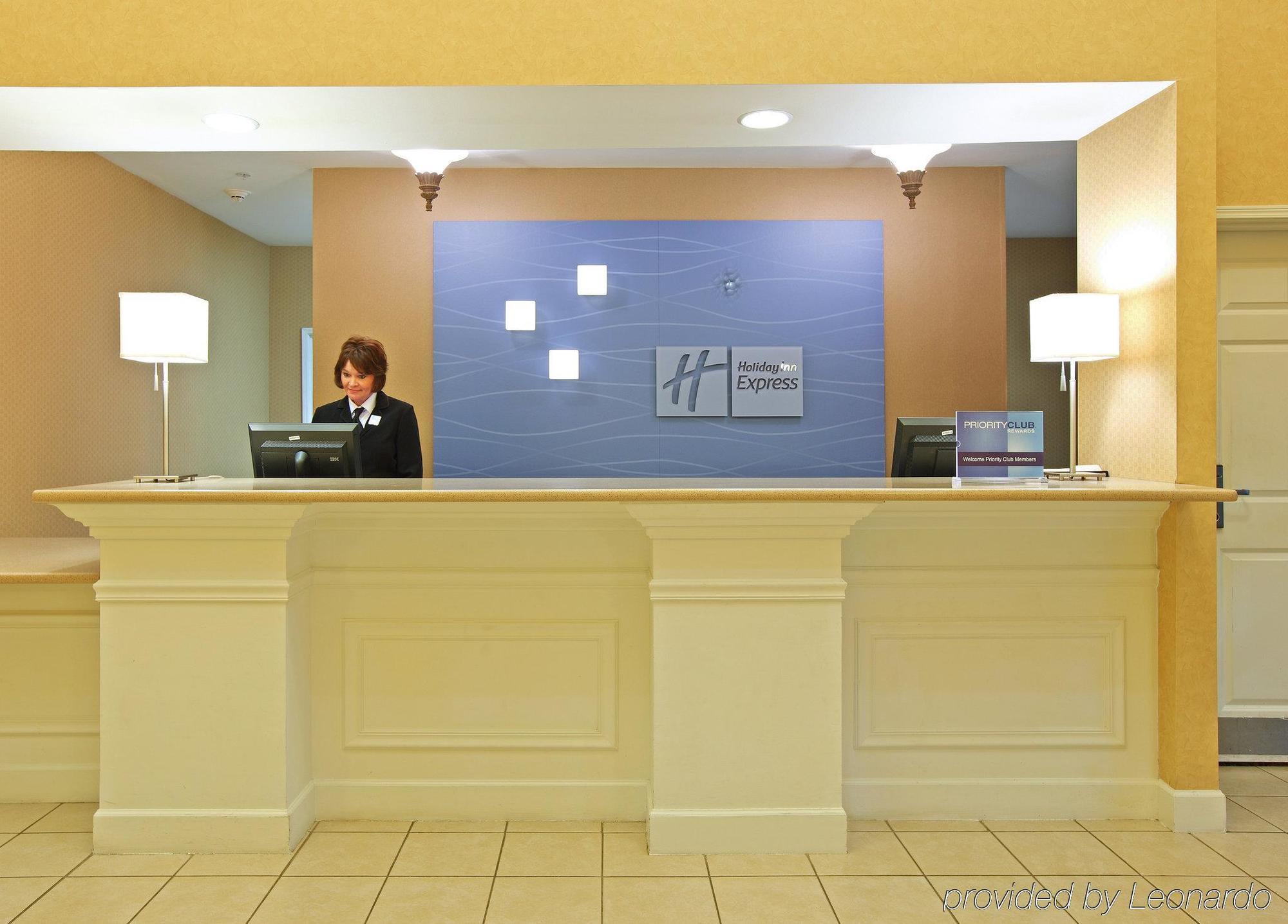Holiday Inn Express & Suites Magnolia-Lake Columbia Интериор снимка