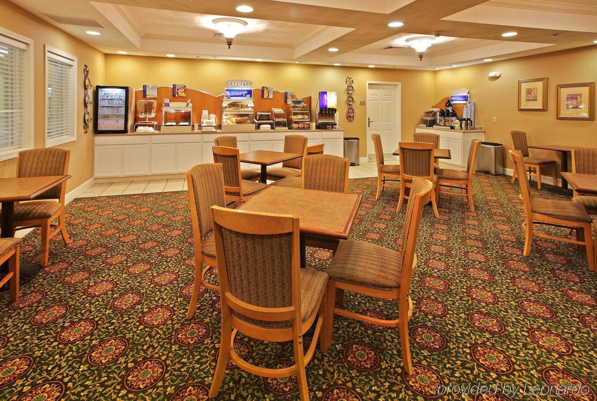 Holiday Inn Express & Suites Magnolia-Lake Columbia Ресторант снимка