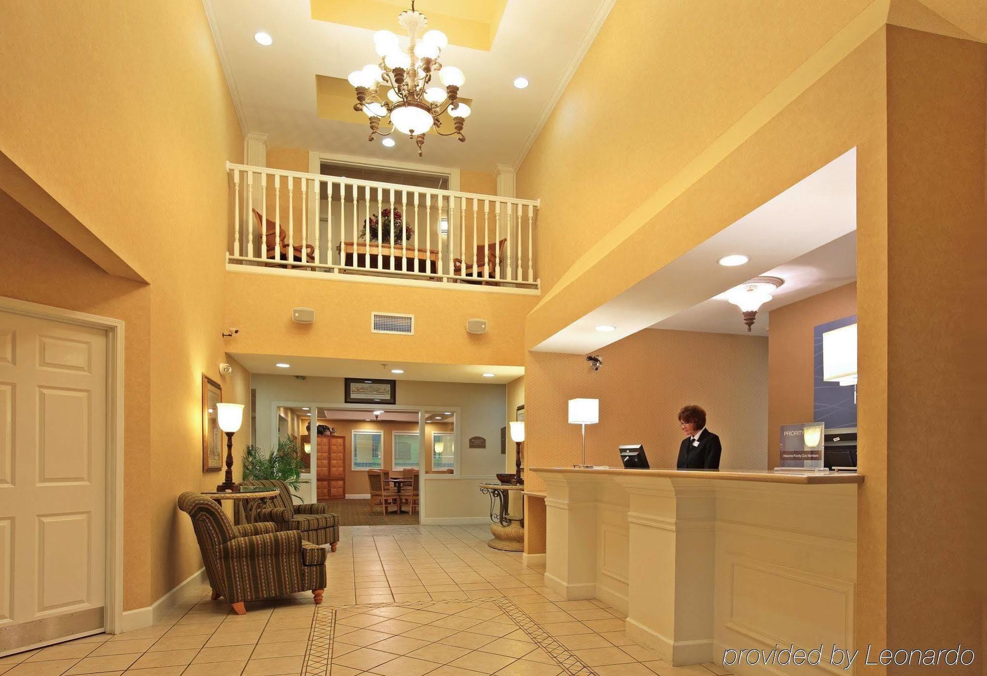 Holiday Inn Express & Suites Magnolia-Lake Columbia Интериор снимка